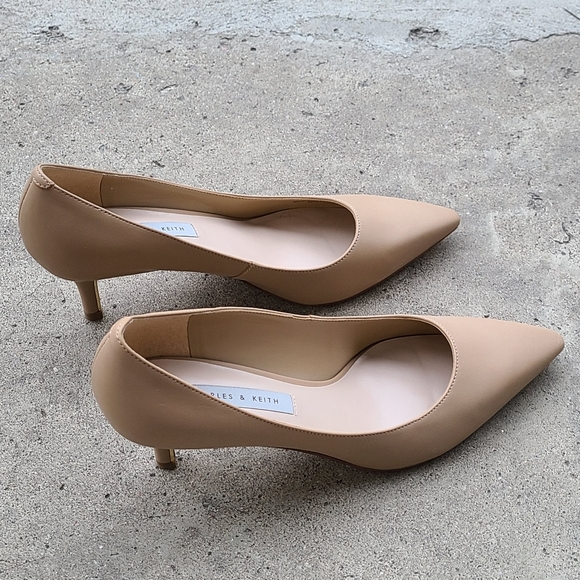 Nude Charles & Keith kitten heels size 39 usa size 8.5 - Picture 2 of 5